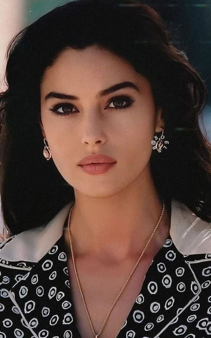 italian actress minimal makeup 8k european cinema